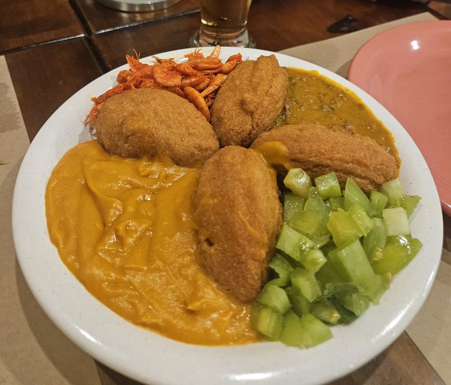 Prato de acarajé com vatapá e vinagrete