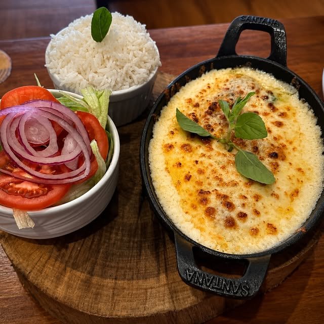 Gratinado servido com arroz e salada