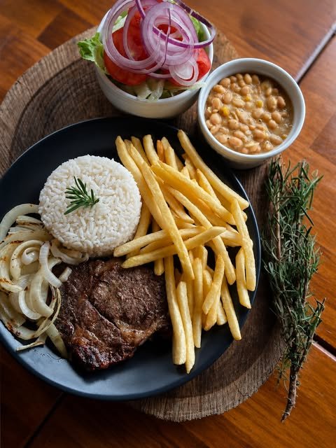 Bife com fritas, arroz e feijão