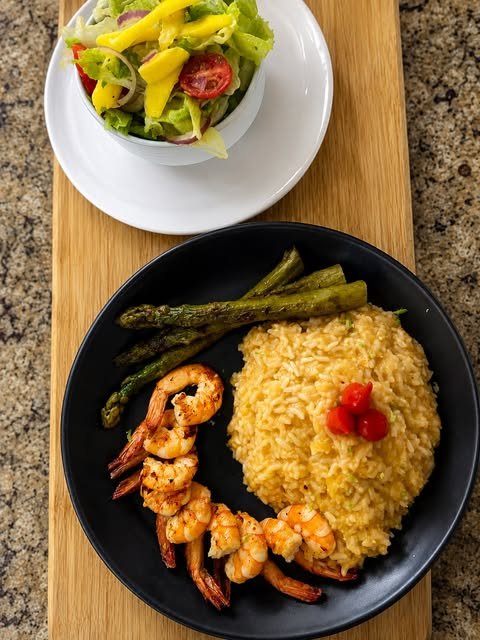 Camarões com arroz e aspargos