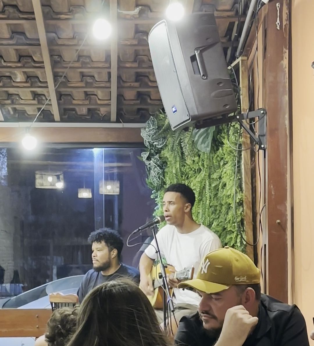 Música ao vivo no salão do Ó Paí