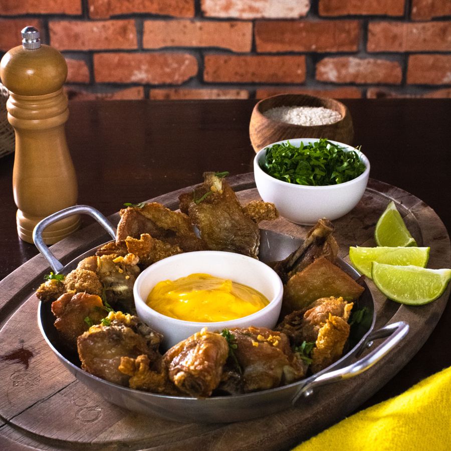 Porção frita com molho e limão