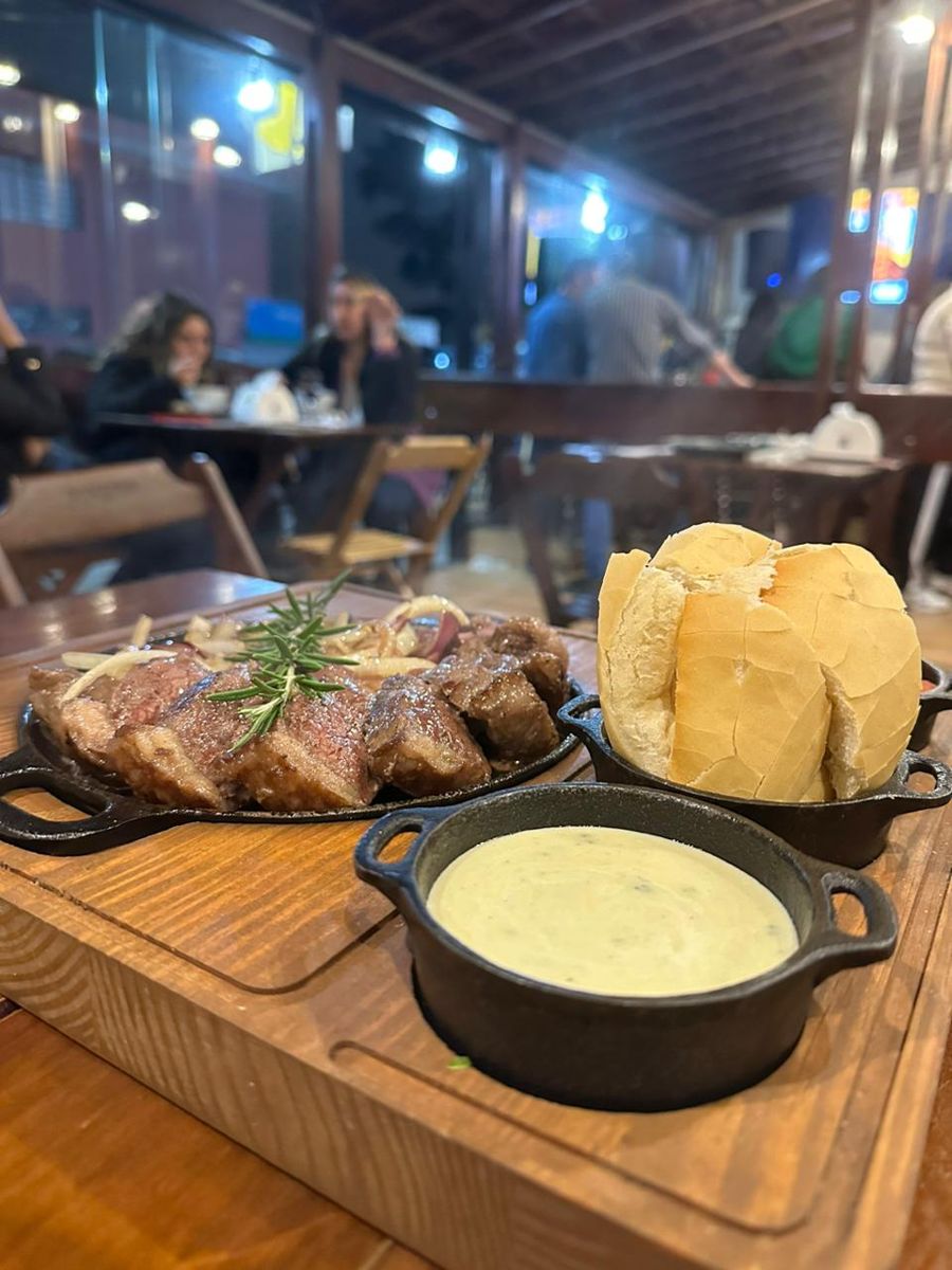 Carne na tábua com pão e molho