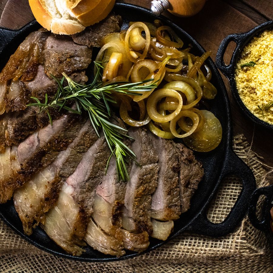 Carne fatiada na chapa com cebola e farofa